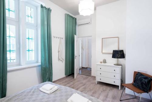 Extra central brand new large home with Air Con - image 8