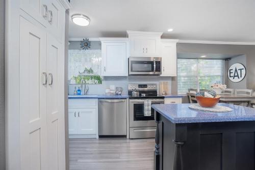 Spring Break Special! No Stairs, By SDC, On Lake, 2-3