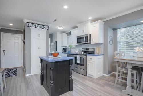 Spring Break Special! No Stairs, By SDC, On Lake, 2-3