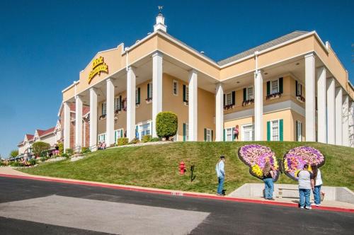 Spring Break Special! No Stairs, By SDC, On Lake, 2-3