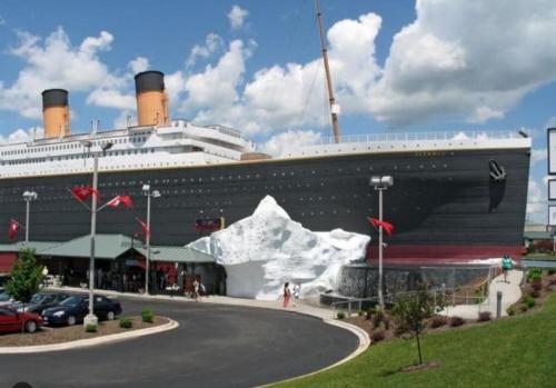 Spring Break Special! No Stairs, By SDC, On Lake, 2-3