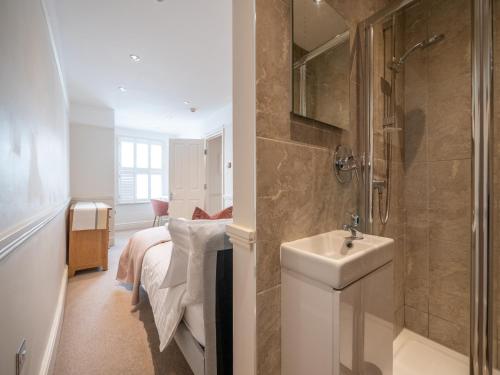 25 Steps - Stylish 2-bed Gem in Dartmouth, Dartmouth (Foto 3)