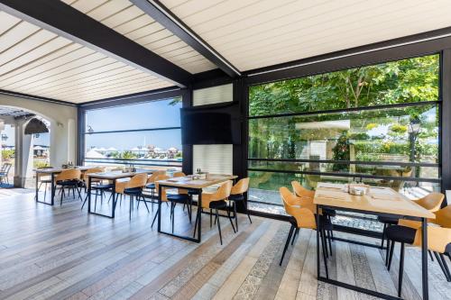 Oasis Beach Club - image 5