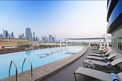 Vogue Downtown Stylish One Bedroom Apartment with Balcony and Unlimited Amenities Few Steps away from Burj Khalifa and Dubai Mall, Dubaj (zdjęcie 5)