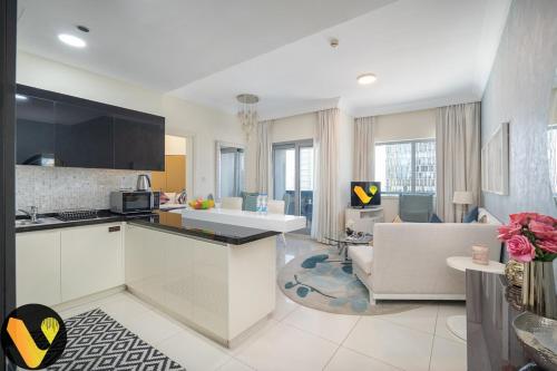 Vogue Downtown Stylish One Bedroom Apartment with Balcony and Unlimited Amenities Few Steps away from Burj Khalifa and Dubai Mall, Dubaj (zdjęcie 10)