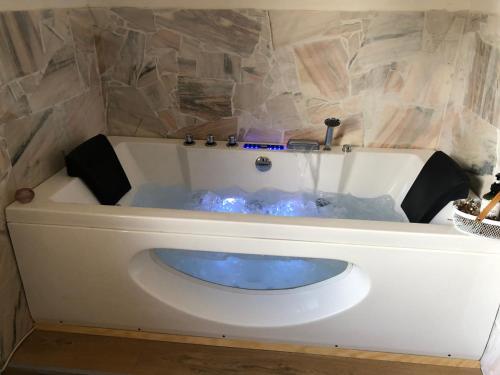 熱水浴缸, Mauthnerhube Ferienwohnung mit Sauna, Whirlpool, Hüttenfeeling (Mauthnerhube Ferienwohnung mit Sauna, Whirlpool, Huttenfeeling) in 索博特