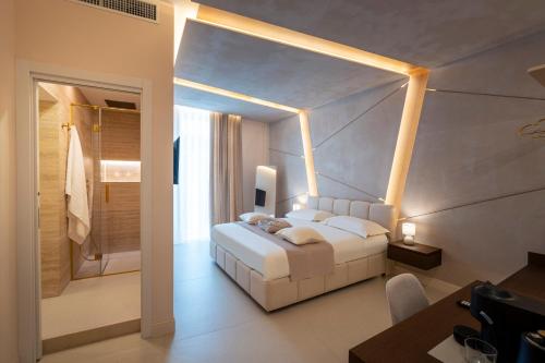 Halo Suite, Naples