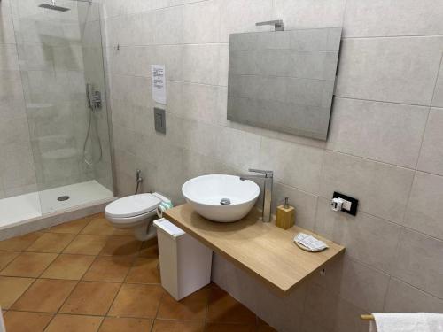 Large Double Room image 7