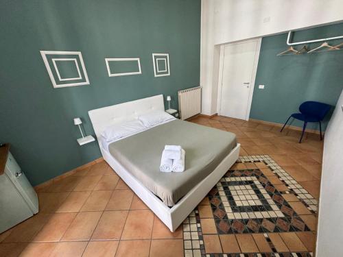Large Double Room image 9