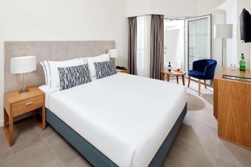 Family connecting (2 adults + 2 children)