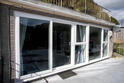 Pet Friendly Sea view Villa Millendreath Looe