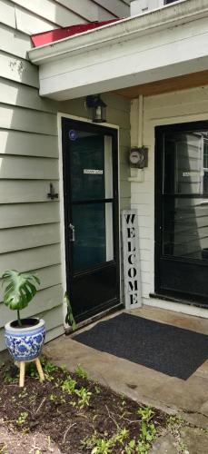 NookSide Nest Studio Queen Parking Kitchenette in คาร์ลตัน เพลซ (ออนตาริโอ)