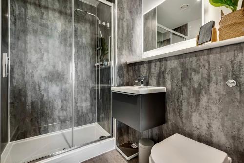 Luxury City Escape - Brand New Stylish 2 Bedroom Apartment with Parking, Liverpool (photo 6)