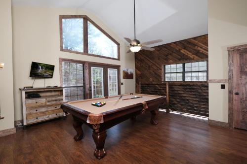 5BR in Gatlinburg with hot tub and pool table! 1 free ticket to Dollywood!