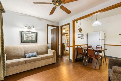 Rock View Resort – Hollister, MO