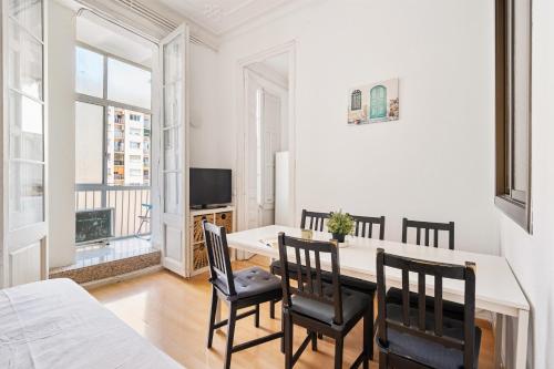 5BR for 7 Elevator Walk to Sant Antoni, Barcelona