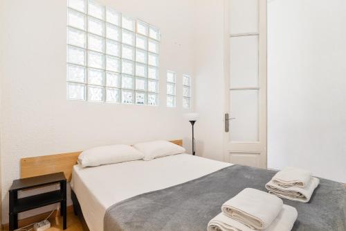 5BR for 7 Elevator Walk to Sant Antoni, Barcelona (Foto 10)