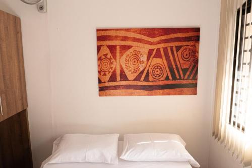 C Habitación con baño privado, zona de trabajo y TV