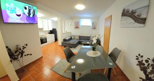 jaettu olohuone/TV alue, Gemütliche Ferienwohnung Parndorf (Gemutliche Ferienwohnung Parndorf) in Parndorf