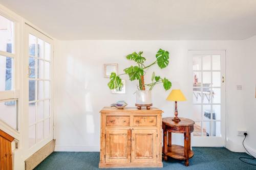 The Artists Studio, Somerset nr Babbington House & Frome Private Parking in Mells