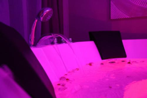Suite Charme Loveroom La Manova Spa&Sauna in Saint-Georges-sur-Moulon