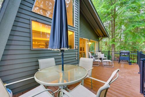 Harstine Island Cabin w/ Fire Pit: Walk to Beach!