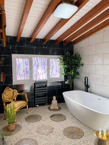 Kaoglen Zen-Feature Bath-Dunkeld-Route 500 in Kirkmichael
