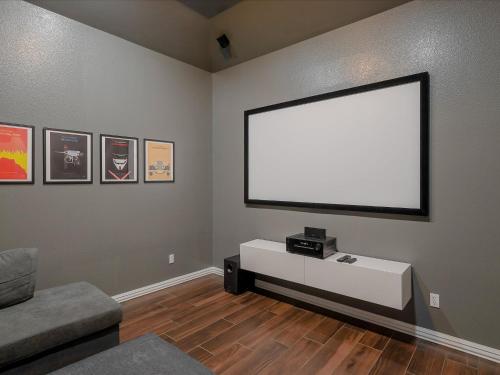 Glamorous Mansion w Private Pool and Cinema Room in McKinney, USA