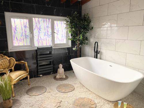 Kaoglen Zen-Feature Bath-Dunkeld-Route 500 in Kirkmichael