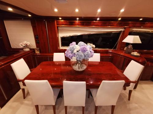 Beautiful Motor Yacht Barcelona, Barcelona (foto 10)