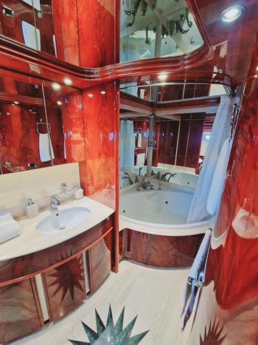 Beautiful Motor Yacht Barcelona, Barcelona (foto 9)