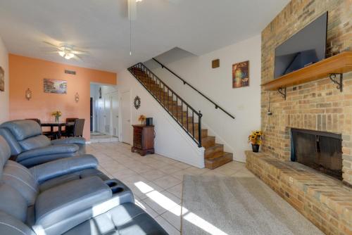Canyon Lake Townhome with Balcony, Deck and Yard! in Canyon Lake, USA