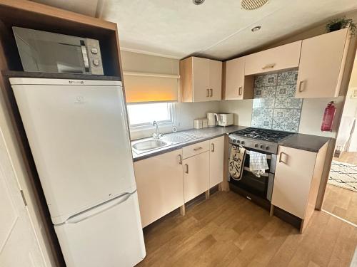 Harwich - Caravan - Sleeps 10 - Garden - Pool in 哈里奇