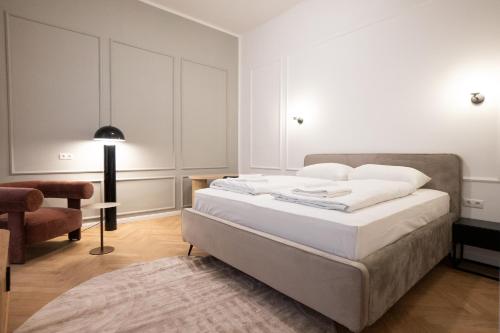 Chic & Cozy 104m2 Flat, Walk to Top Attractions