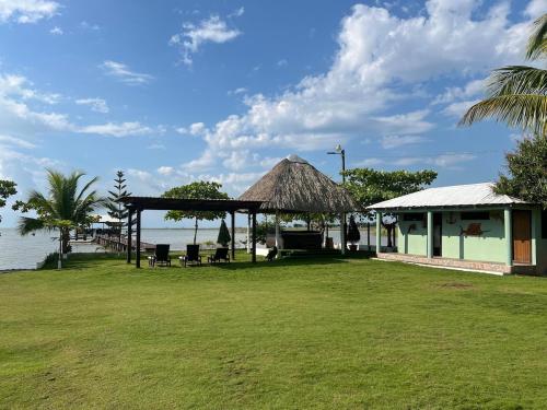 Bahía Caimán , Río dulce (Bahia Caiman , Rio dulce) in San Felipe de Lara