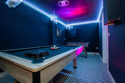 Luxury Three Story Townhouse Free Parking on Drive