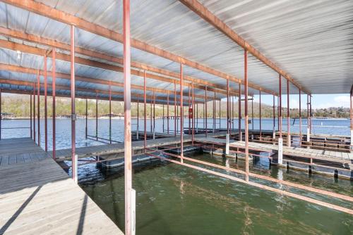 Large 2 Bed Condo w Beautiful Deck Views-Free Attraction Tickets-Table Rock Lake Access in Кімберлінг Сіті