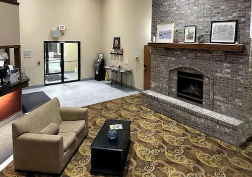 Quality Suites Near West Acres - image 11