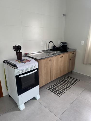 Kitchen, Apto completo com 1 quarto para 4 pessoas no Sul da Ilha near Bar e Lanchonete Educao