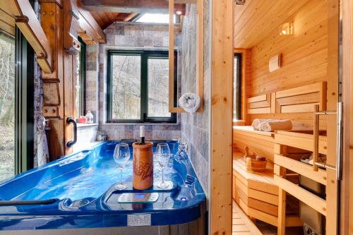Karstais baseins, Kuća za odmor uz rijeku Slapnica, u Parku prirode Žumberak, finska sauna i jacuzzi (Kuca za odmor uz rijeku Slapnica, u Parku prirode Zumberak, finska sauna i jacuzzi) in Kostanjevac