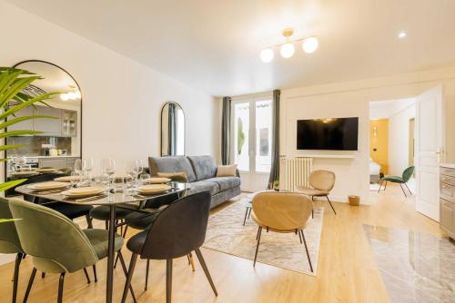 Apartment 3 Min from Haussmann, Sleeps 6 , 2BDR, Paryż
