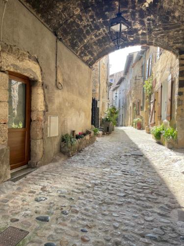 Skats, Maison calme - Rue piétonne - Ardeche - ViaRhona - Dolce Via (Maison calme - Rue pietonne - Ardeche - ViaRhona - Dolce Via) in Saint-Laurent-du-Pape