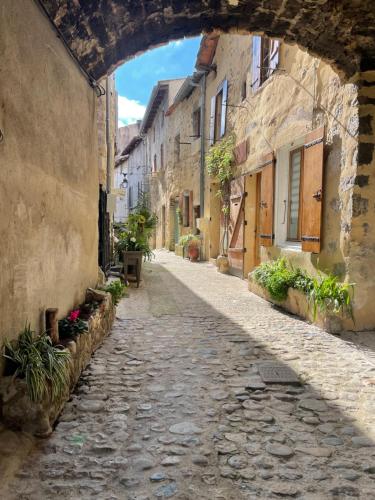 Skats, Maison calme - Rue piétonne - Ardeche - ViaRhona - Dolce Via (Maison calme - Rue pietonne - Ardeche - ViaRhona - Dolce Via) in Saint-Laurent-du-Pape