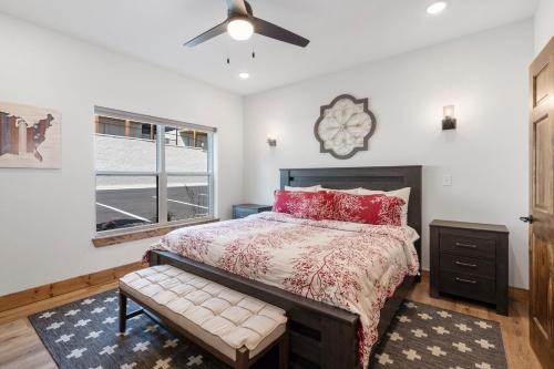 Panoramic Lake View, Billiards, Golden Tee Arcade, Private Hottub, Free Daily Tickets!