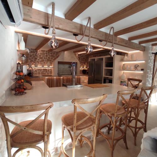 Casas Lacambra 7DORMITORIOS con piscina, barbacoa y vistas espectaculares in Casas de Ves