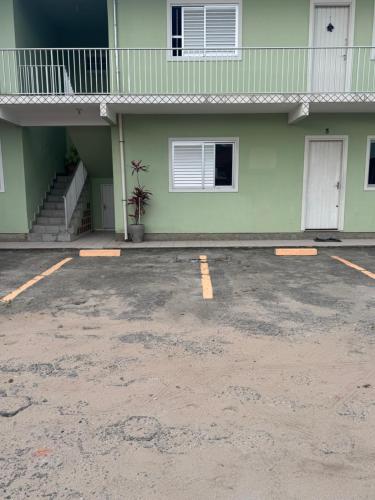 Apto completo com 1 quarto para 4 pessoas no Sul da Ilha near Bar e Lanchonete Educao