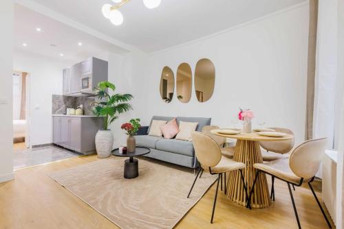 Stylish Apartment 3 Min from Haussmann, Sleeps4, Париж
