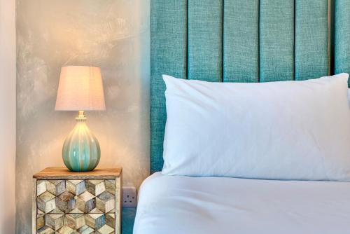 Luxury City Escape - Brand New Stylish 2 Bedroom Apartment with Parking, Liverpool (photo 8)