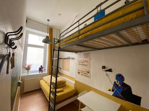 Kiez Hostel Berlin Room Type - Twin Room with Shared Bathroom
