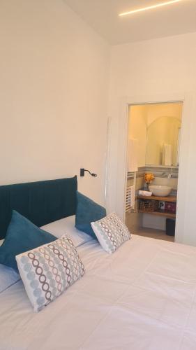 One-Bedroom Apartment image 2